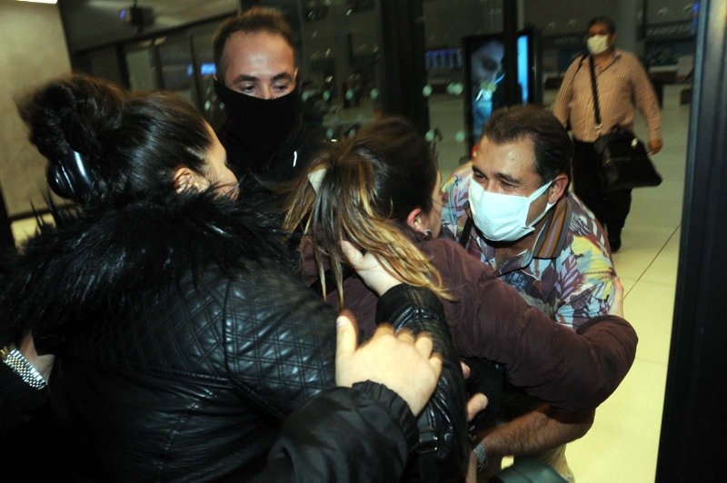 Tahliye olan müzisyenler İstanbul’da aileleri tarafından gözyaşlarıyla karşılandı