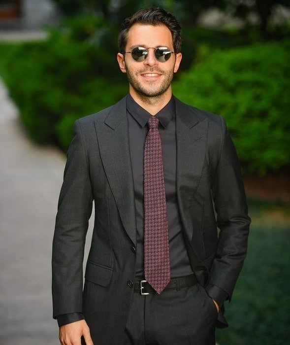 Hande Erçel ile Hakan Sabancı Paris yollarında!