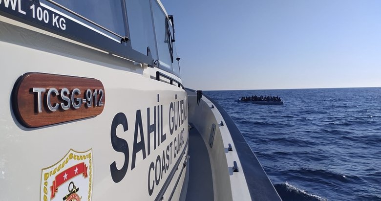 Yunanistan’ın Türk sularına ittiği 89 göçmen kurtarıldı