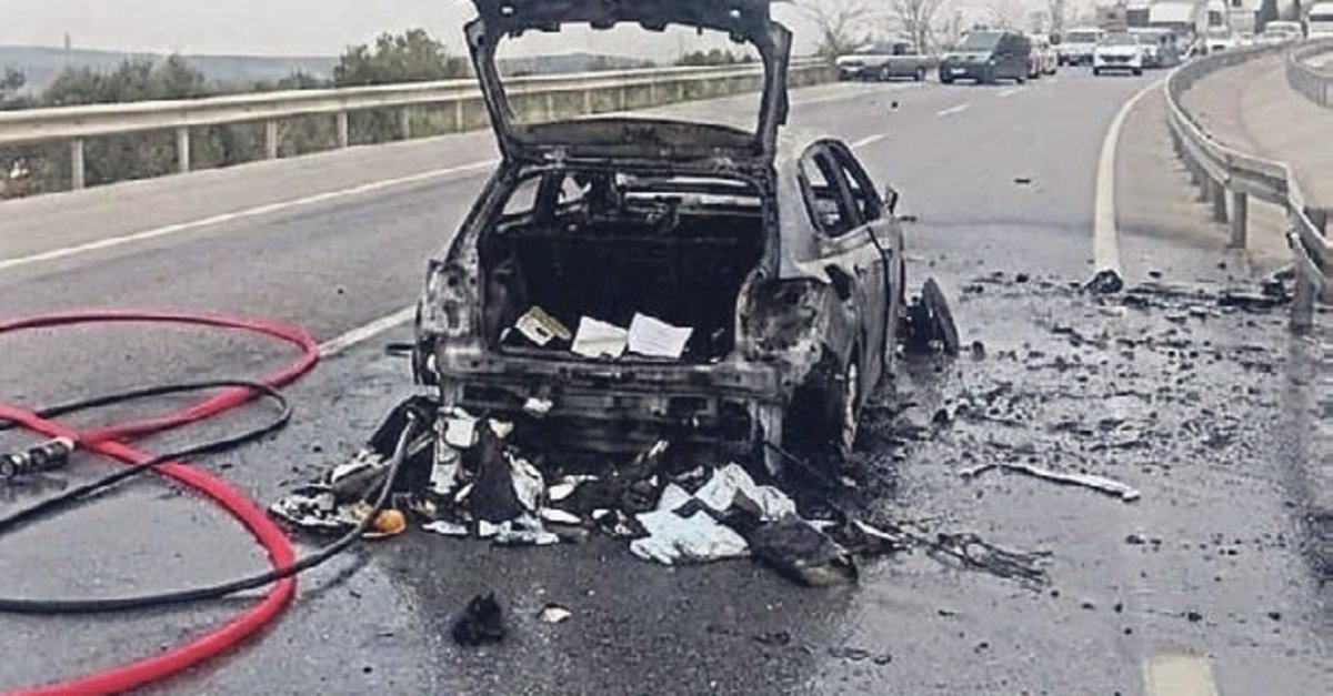 Bariyere çarpan araç alevlere teslim oldu