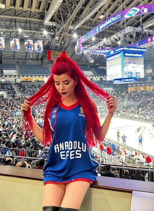 Ünlü fenomen Merve Yalçın gece kulübünde tacize uğradı