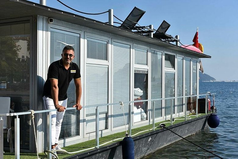 Yüzen evinde ailesiyle izole yaşıyor