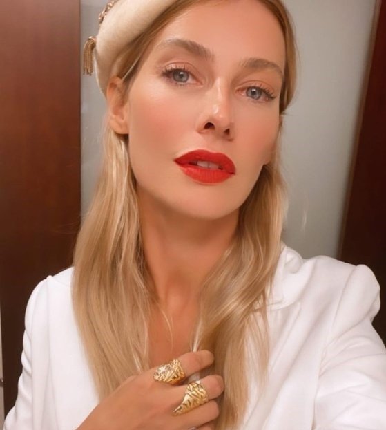 Sahnede korkutan anlar! Ünlü oyuncu Tuba Ünsal bir anda yere yığıldı