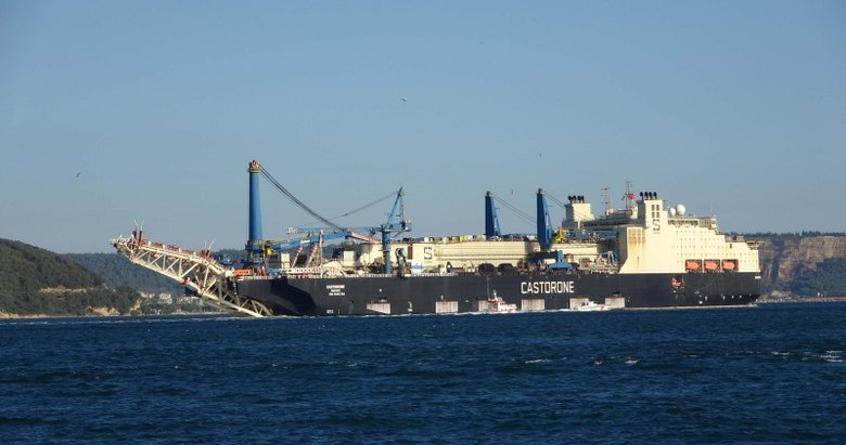 Karadeniz gazı için boru indirme işlemi yapacak gemi Çanakkale Boğazı’ndan geçti