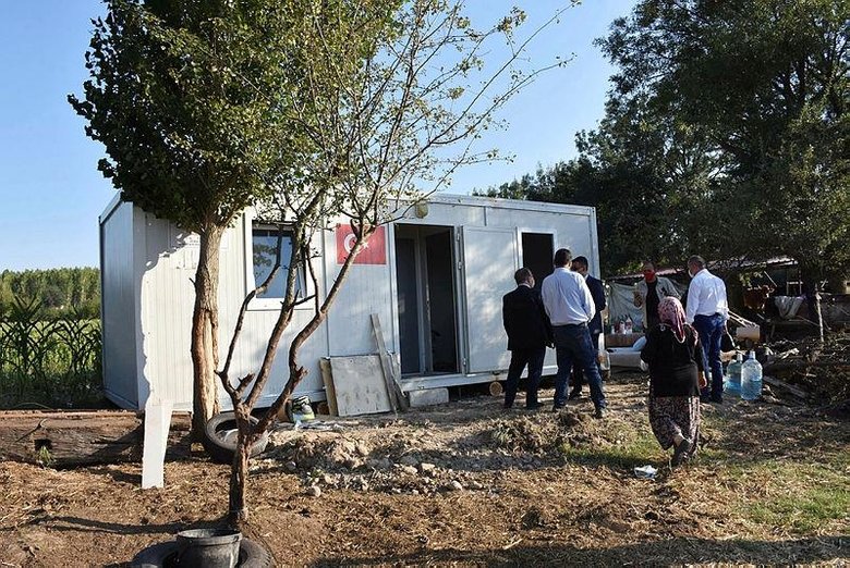 Muğla Valiliği evleri yandığı için traktör römorkunda yaşayan aileye sahip çıktı