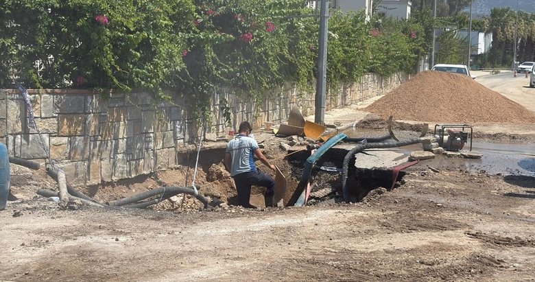 Bodrum’da su isale hattı patladı! Asfalt çöktü