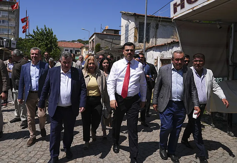 ak-parti-genel-sekreteri-inandan-engelleniyoruz-tepkisi-kimse-mikrofon-basina-gecip-1787317333859.png