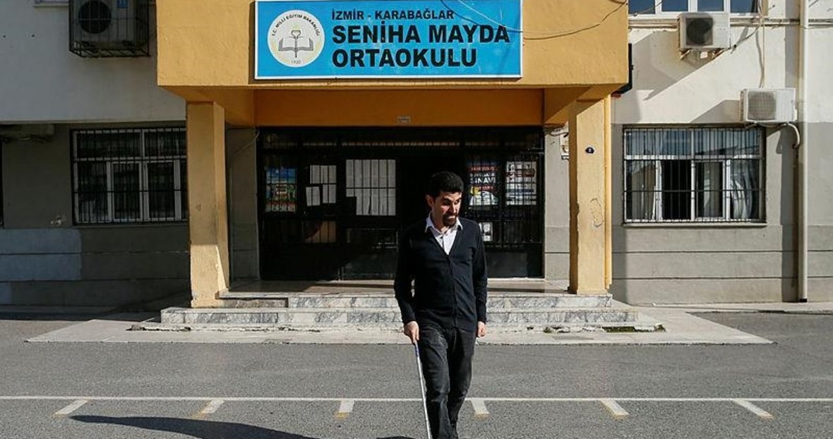 Izmir De Gorme Engelli Ali Ogretmen Ogrencilerinin Dunyasini Aydinlatiyor