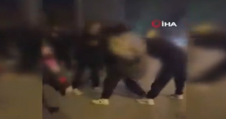 İzmir’de okul çıkışı kız kavgası! O anlar böyle kaydedildi