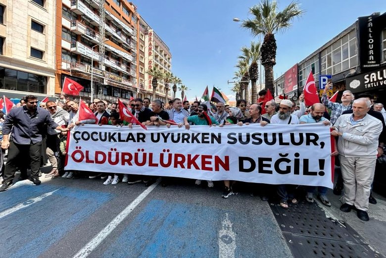 İzmir’de binlerce vatandaş Gazze’ye destek için yürüdü