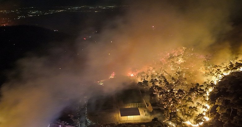 İzmir’de yeniden başlayan yangın yerleşim yerlerini tehdit ediyor