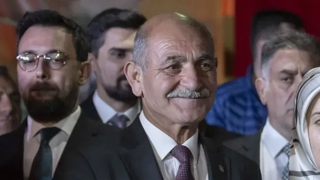 son-dakika-mansur-yavasin-ardindan-pes-pese-5-belediye-baskani-istifa-etti-1790164904753.png
