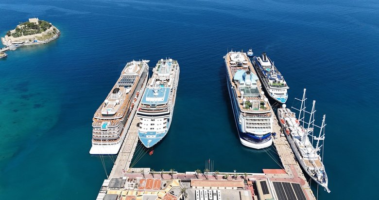 Kuşadası’na 5 kruvaziyer gemisi ile 4 bin 902 turist geldi