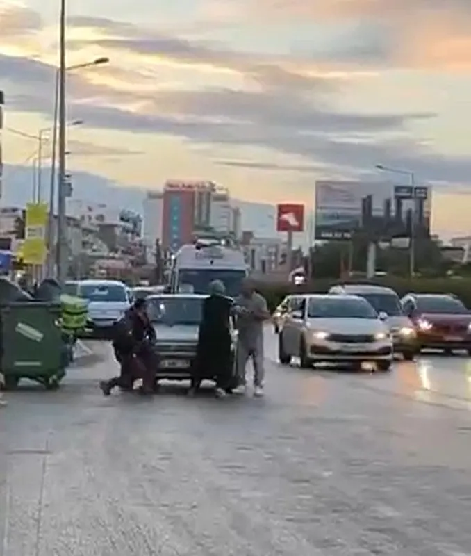 İzmir’de tekmeler havada uçuştu! Trafikte tartıştığı kişinin otomobilini tekmeleyen şahsa ceza yağdı