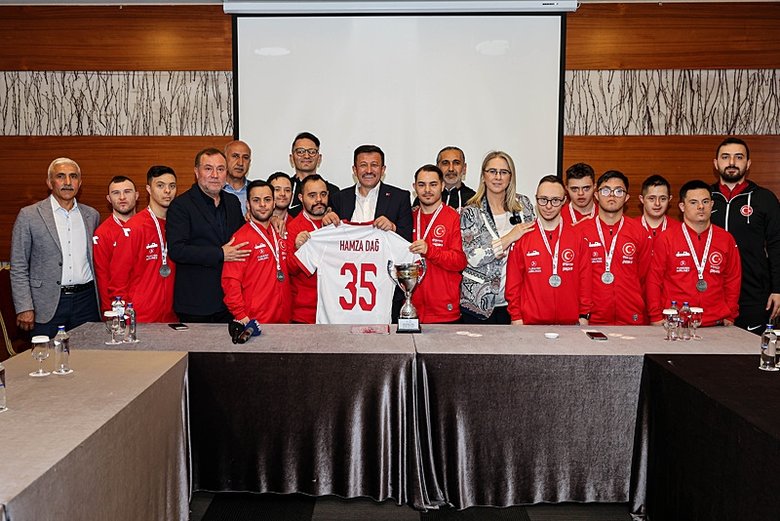 İzmir Büyükşehir Belediye Başkan adayı Dağ, dünya ikincisi özel sporcularla buluştu