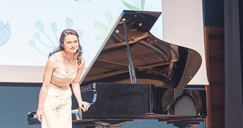 ‘Notaların prensesi’ Sırbistan’dan ödülle döndü