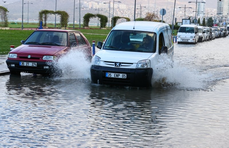 İzmir’de alışıldık manzara! Fırtına denizi taşırdı caddeler göle döndü