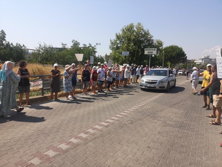İzmir Dikili’deki site sakinlerinden arıtma tesisi eylemi