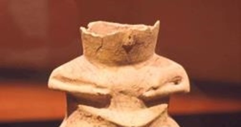 Kadın figürlü pişmiş kap 8 bin 200 yaşında