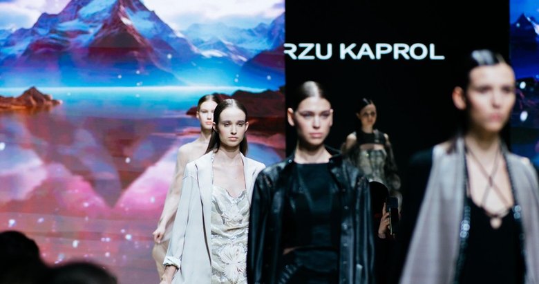 Arzu Kaprol’un BRICS+ Fashion Summit’teki defilesi podyumu salladı