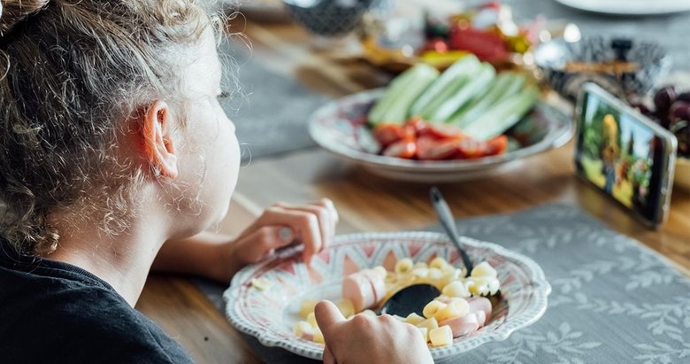 Anne babalar dikkat! Çocuklara ekran karşısında yemek yedirmek o hastalığa davetiye çıkarıyor
