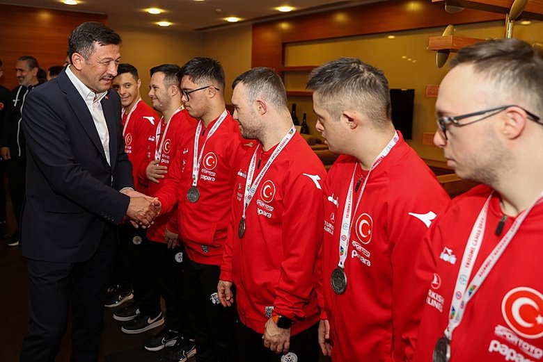 İzmir Büyükşehir Belediye Başkan adayı Dağ, dünya ikincisi özel sporcularla buluştu