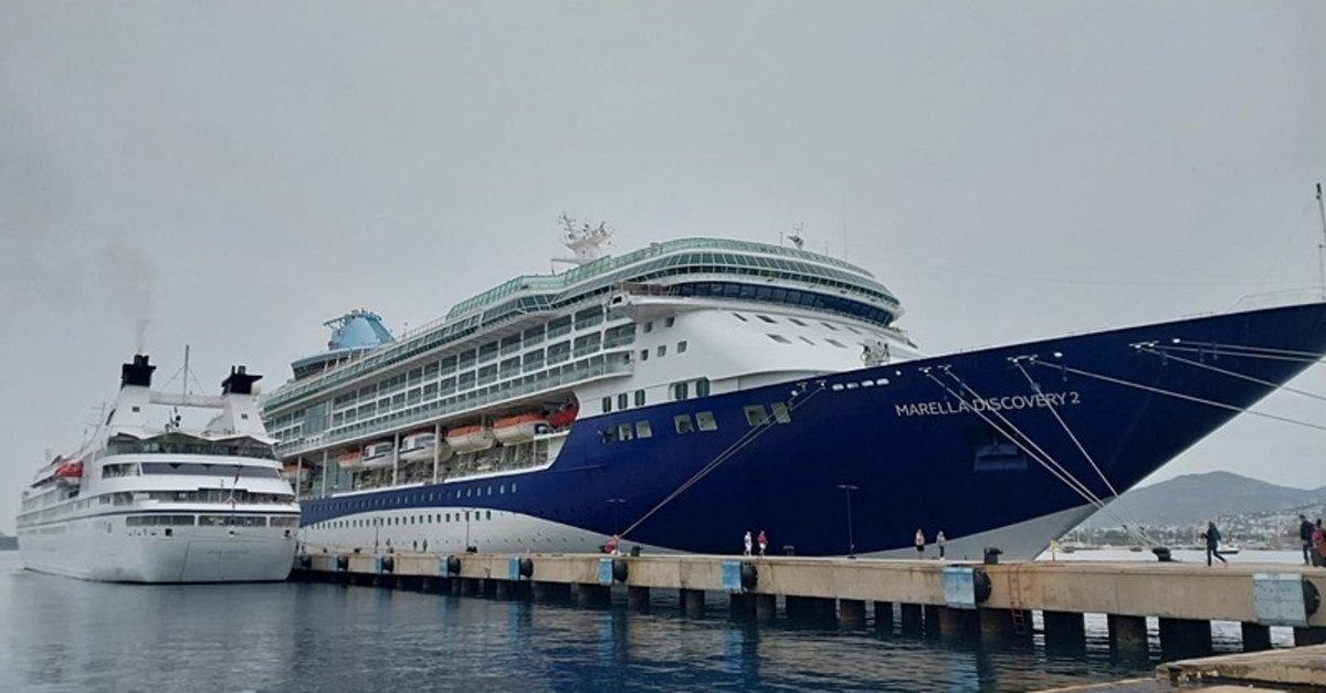 Bodrum'a 2 dev gemi ile 2 bin 64 yolcu geldi