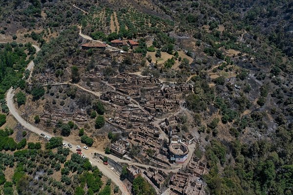 izmirdeki-yangindan-geriye-hayalet-koy-kaldi-1751639215707.jpeg
