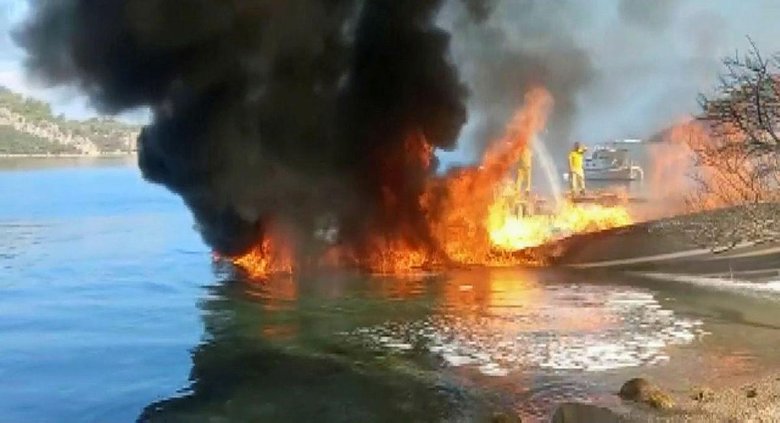 Marmaris’te sürat teknesi yangını! Orman işçileri yardıma koştu