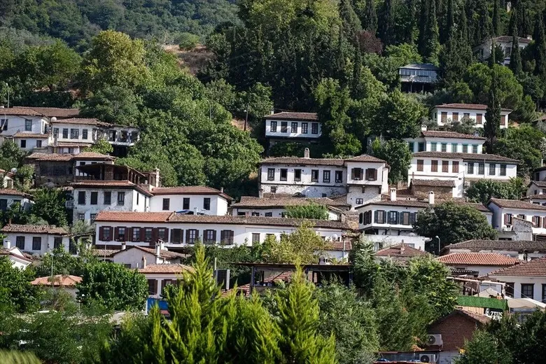 izmirde-ucuz-tatilin-adresi-belli-oldu-arabaniz-olmasa-da-olur-izbanla-1000-tl-altina-2-gunluk-tatil-rotasi-1787225835997.png