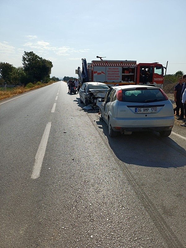 Balıkesir’de feci kaza! İki araç kafa kafaya çarpıştı: 1 ölü, 1 yaralı