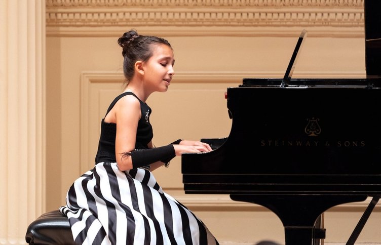 Müziğin altın çocuğu Çınara Manaflı, New York’tan ödülle döndü