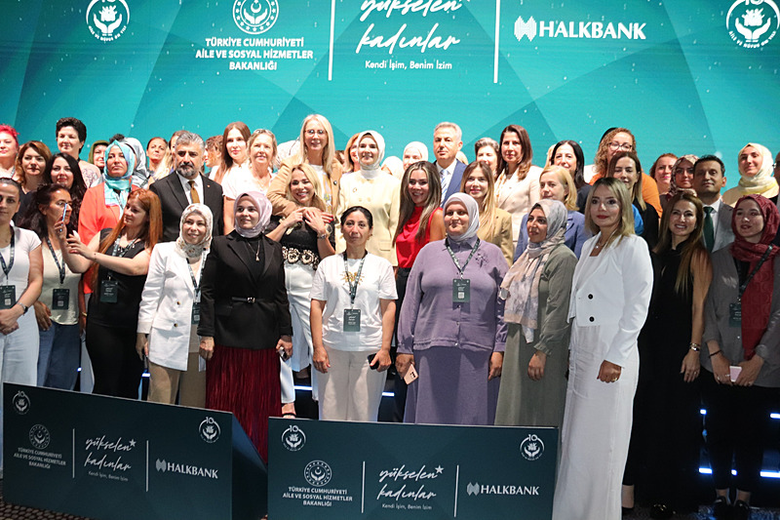 bakan-goktas-izmirde-konustu-kadin-girisimciligine-yatirim-turkiyenin-gelecegine-yatirimdir-1781702839887.png