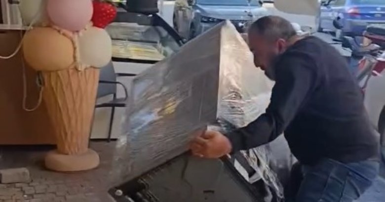 Satın aldığı bulaşık makinesi teşhir ürünü çıkınca mağazanın önüne attı