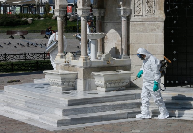İzmir’de koronavirüse karşı dezenfeksiyon işlemleri sürüyor