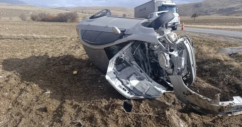 Afyon’da feci kaza! Araç hurdaya döndü