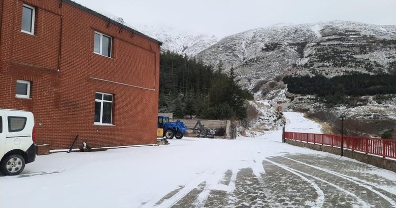 7 yılın ardından hizmete açılan Bozdağ Kayak Merkezi’ne bu kez de kar yağmadı