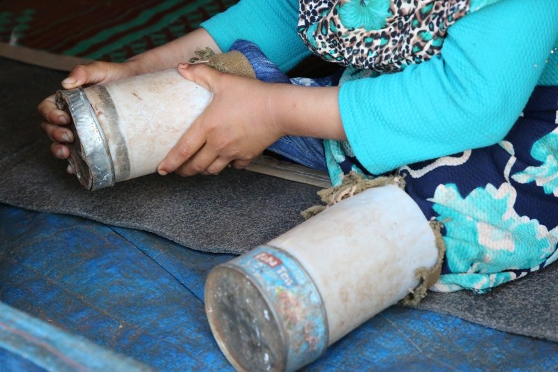 Doğarken bacaklarının dizden altını kaybeden 8 yaşındaki Suriyeli Maya Meri okula konserve kutusundan ayaklarıyla gidiyor
