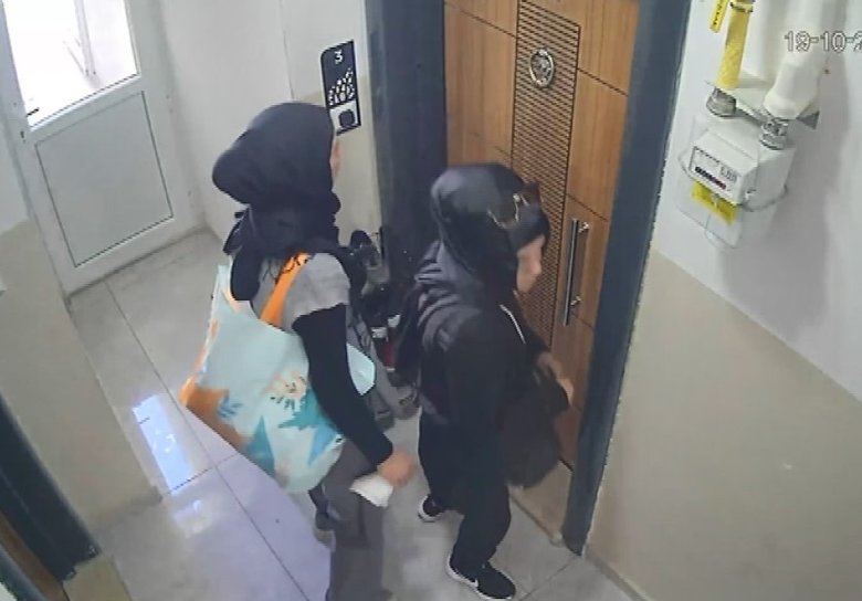 Plastik şişeyle kapıları açan hırsız kadınlar yakalandı