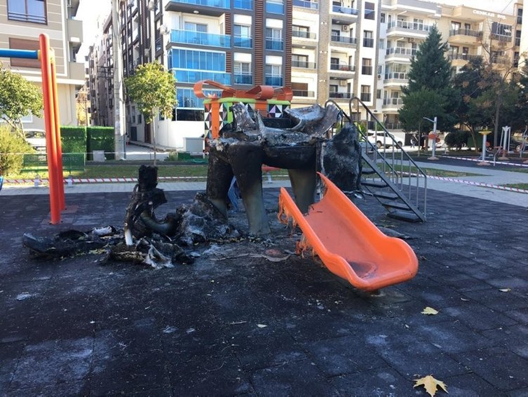 İzmir Karşıyaka’da çocuk parkı kül oldu! Soğuk hava faciayı önledi