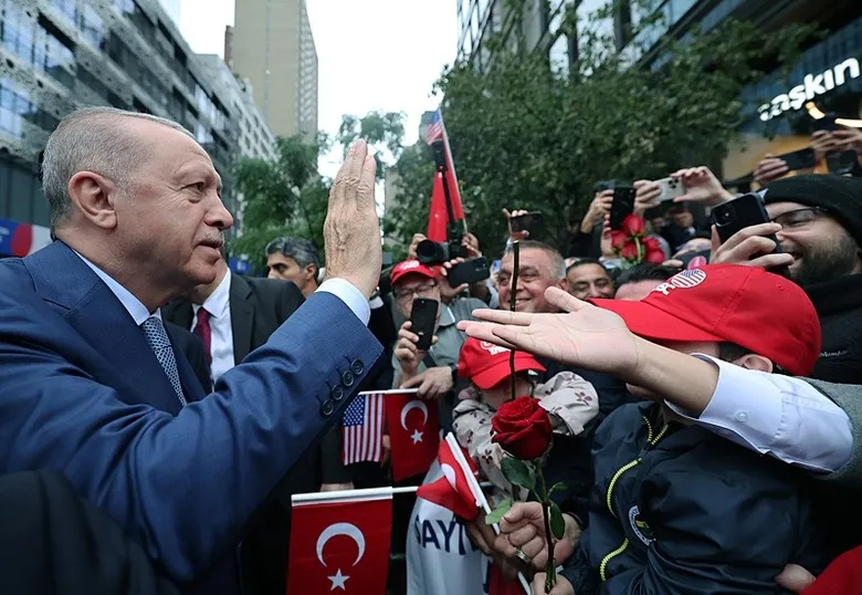 baskan-erdogan-abddeki-turkevine-girisinde-sevgi-gosterileriyle-karsilandi-1789970939765.jpeg