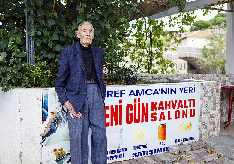 izmirde-bir-devir-kapaniyor-bergamada-esref-amcayi-tanimayan-yok-80-yillik-dukkanina-veda-ediyor-1790240778661.png