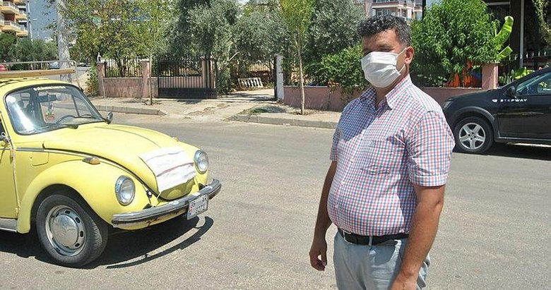 Kovid-19 tedbirlerine dikkati çekmek için arabasına maske taktı
