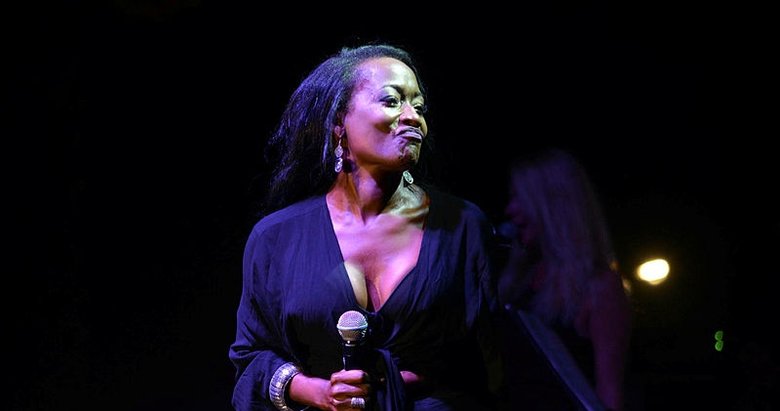 Della Miles Keşmir için söyledi