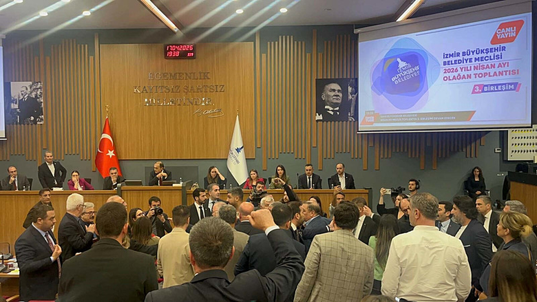 izmir-buyuksehir-belediye-meclisinde-skandal-cemil-tugayin-yaptigi-harekete-ak-parti-grubundan-sert-cevap-1776504526096.png