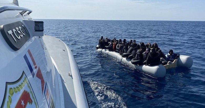 İzmir açıklarında Türk kara sularına itilen 100 düzensiz göçmen kurtarıldı
