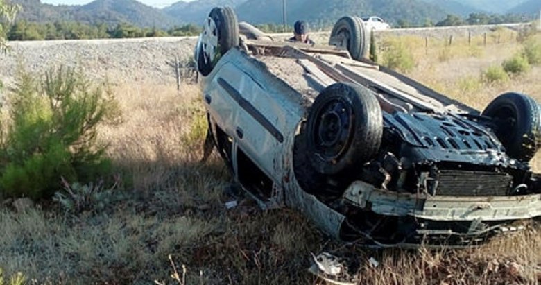 Muğla’da bariyere çarpan otomobil tarlaya uçtu: 1 ölü, 4 yaralı