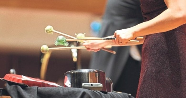 İzmir’de konuk sanatçıdan tavalı performans