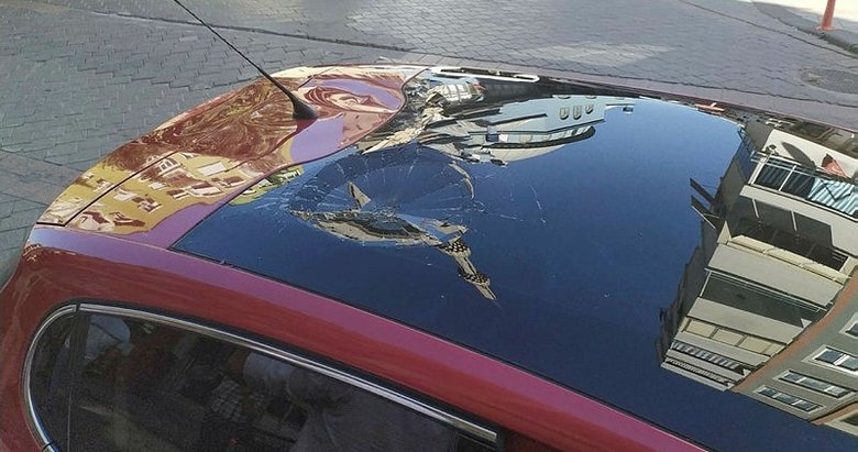 Denizli’de seyir halindeki otomobilin üzerine 5’inci kattan atılan koltuk düştü