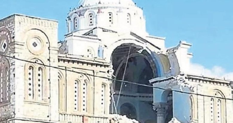 Yunan adası Samos’ta kilise çatısı çöktü